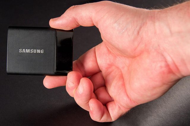 Samsung Portable SSD T1 hand