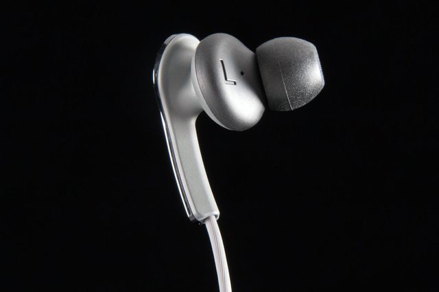 Yamaha EPH-M200 earbuds inside