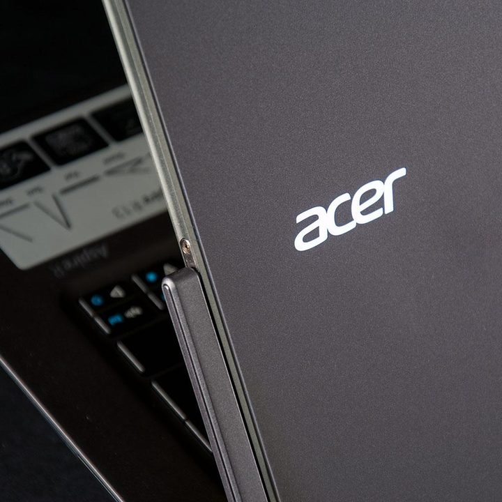 Acer Aspire R13 back edge