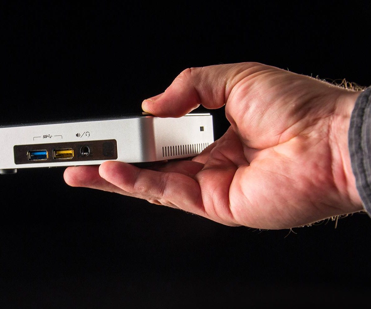 Intel NUC Core i5 NUCi5RYK mini PC review scale hand