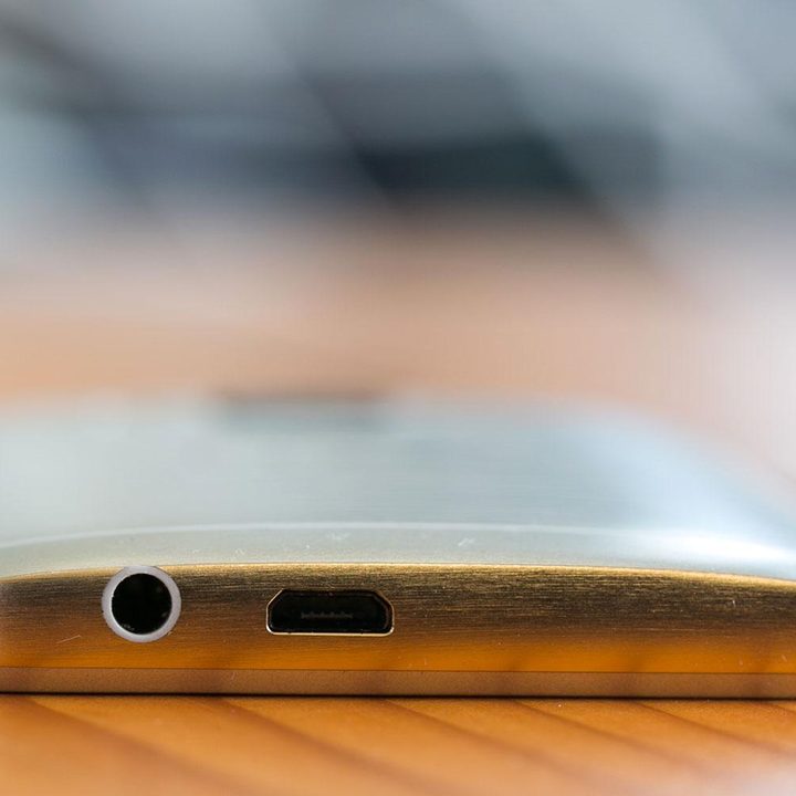 HTC One M9 bottom