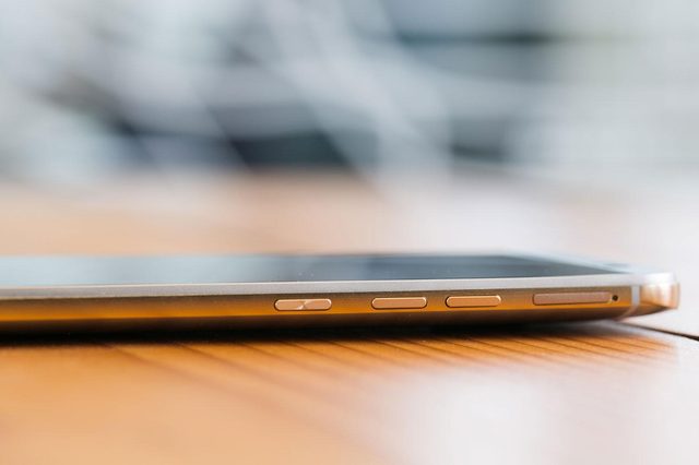 HTC One M9 side buttons