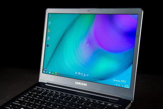 Samsung ATIV Book 9 screen detail