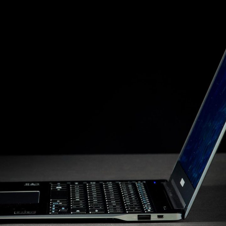 Samsung ATIV Book 9 side