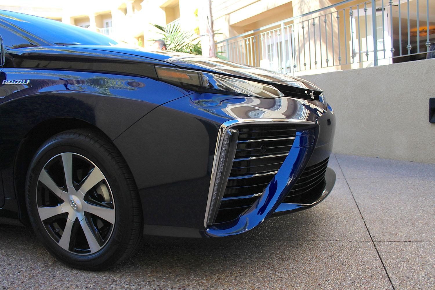 2015 car of the year awards 2016 toyota mirai intake 2