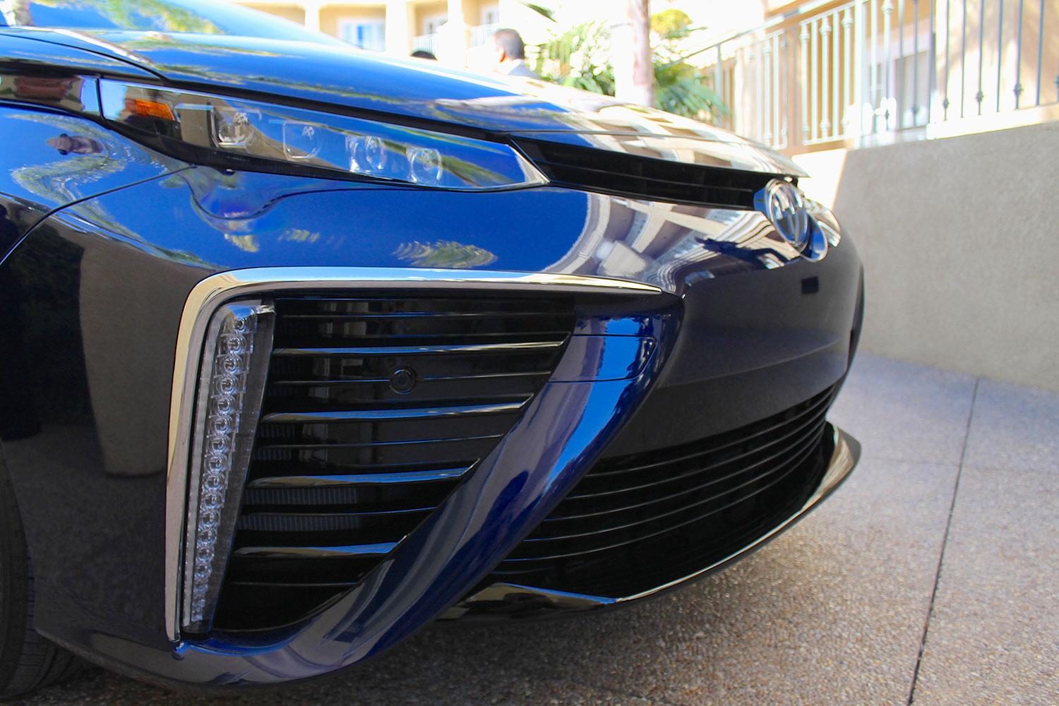 2015 car of the year awards 2016 toyota mirai intake