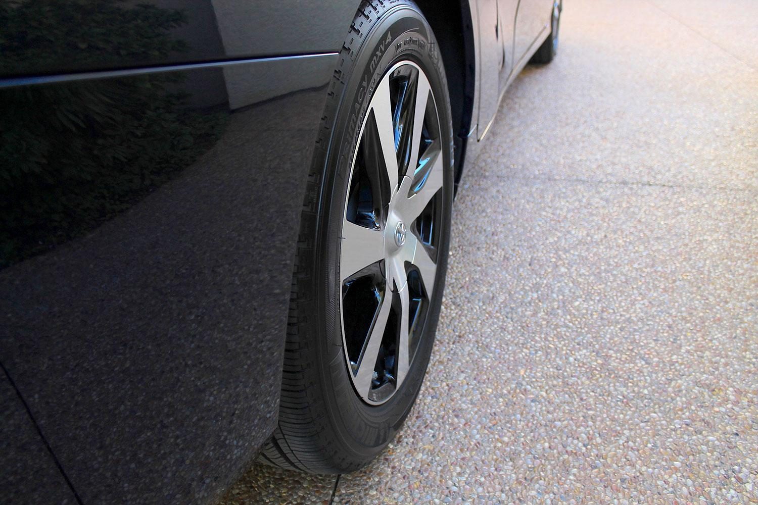 2015 car of the year awards 2016 toyota mirai tire