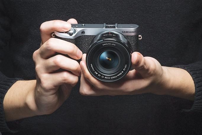 samsung nx500 review magazine modelshot rgb 01