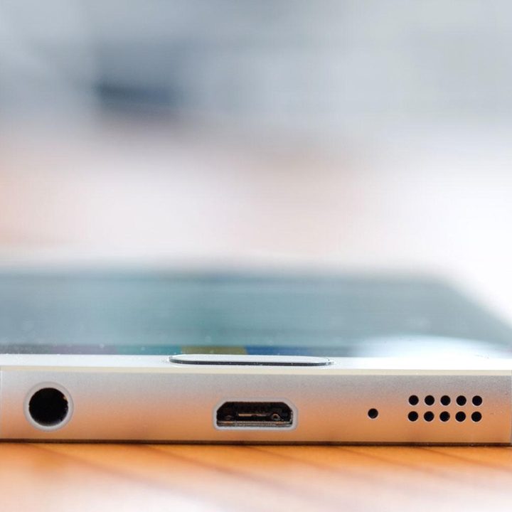Samsung Galaxy S6 Edge bottom