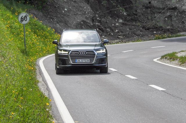 2016-Audi-Q7-front-wide