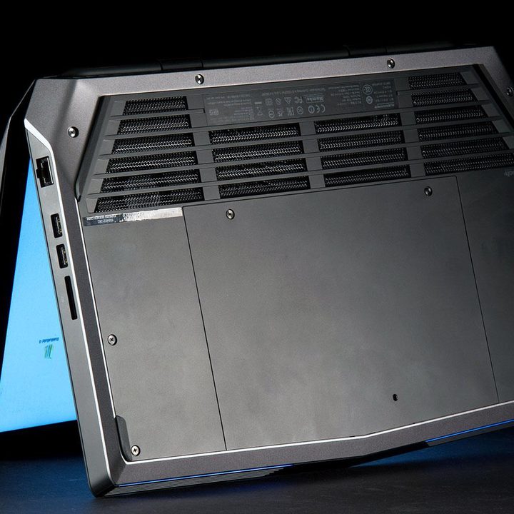 Alienware 15 bottom