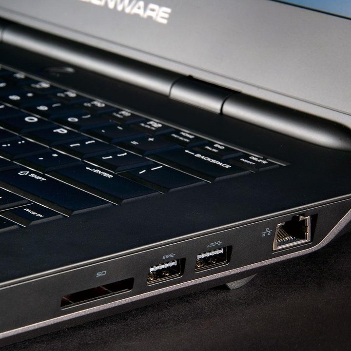 Alienware 15 right ports