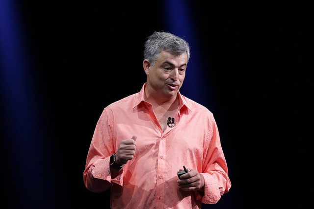 Apple-WWDC-2015-Pressshot-Presenter-Male-Pink-Shirt