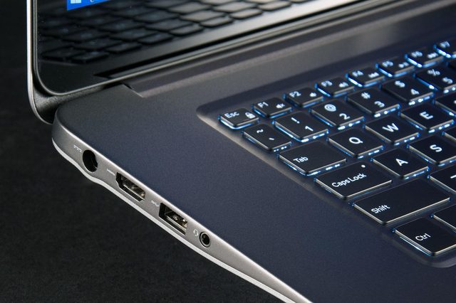 Dell Inspiron 15 7000 2015 left side ports