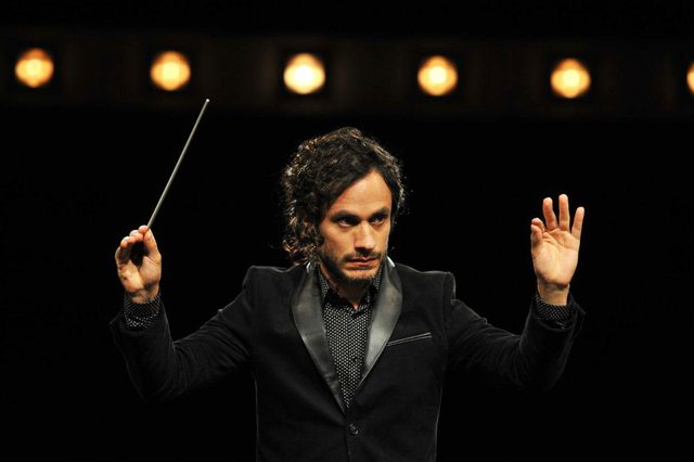 holding-mozart-in-the-jungle-gael-garcia-bernal