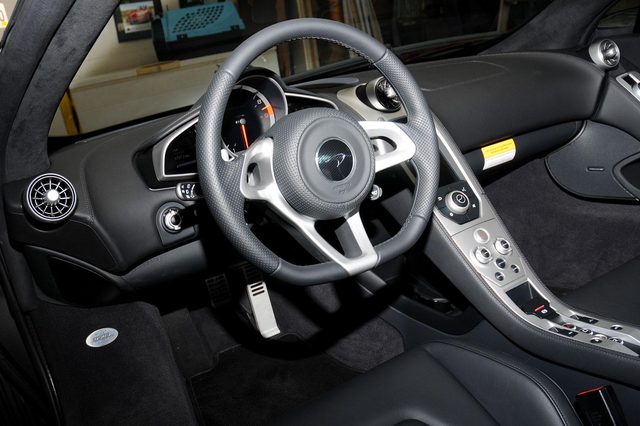 2015 McLaren 650S steering wheel