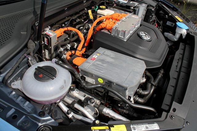 2015-Volkswagen-e-Golf-engine-top