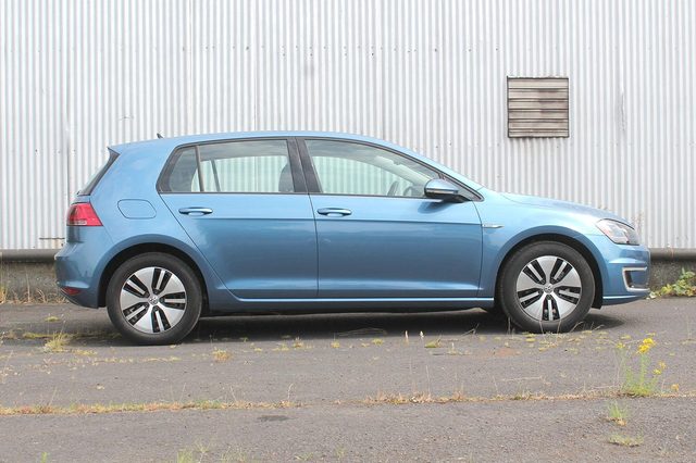 2015-Volkswagen-e-Golf-right-side