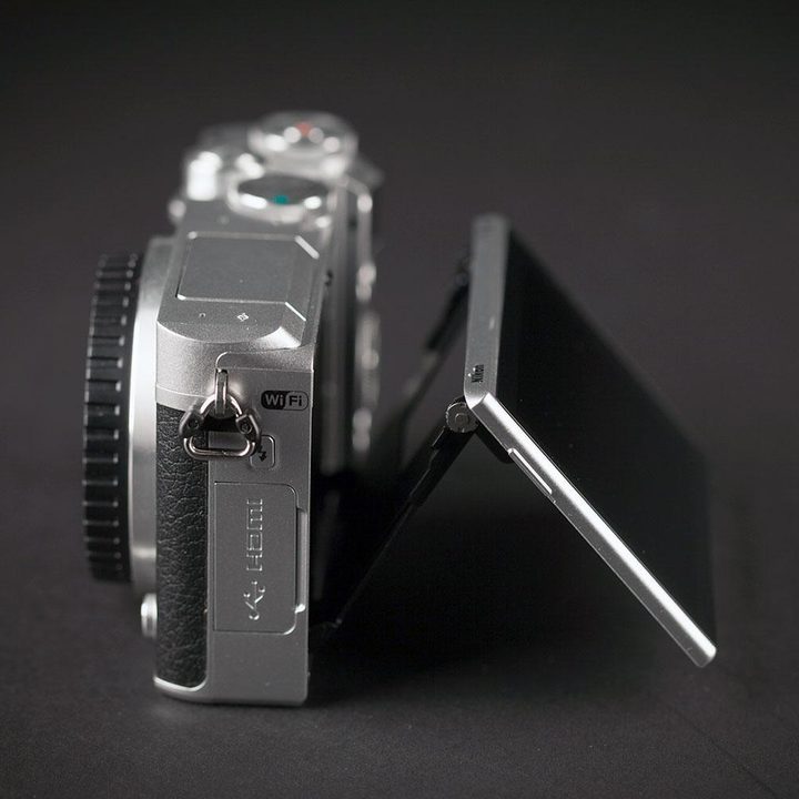 Nikon 1 J5 side screen extended