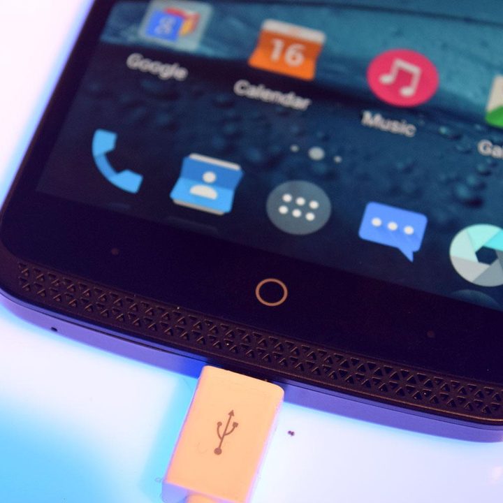 ZTE Axon dock connected