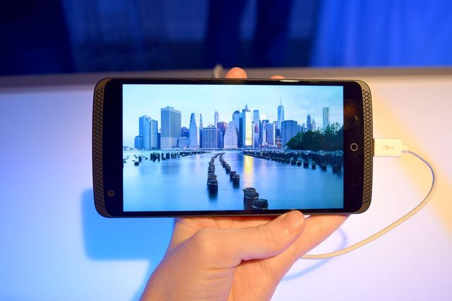 ZTE Axon photo