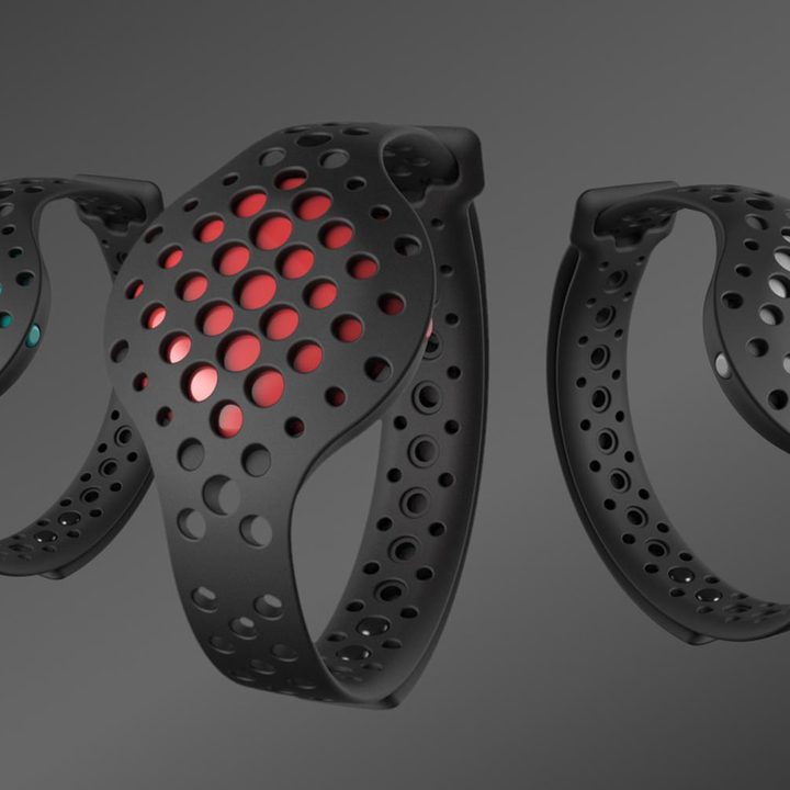 the moov now uses machine smarts to help improve your workouts hero shot 3up no logo