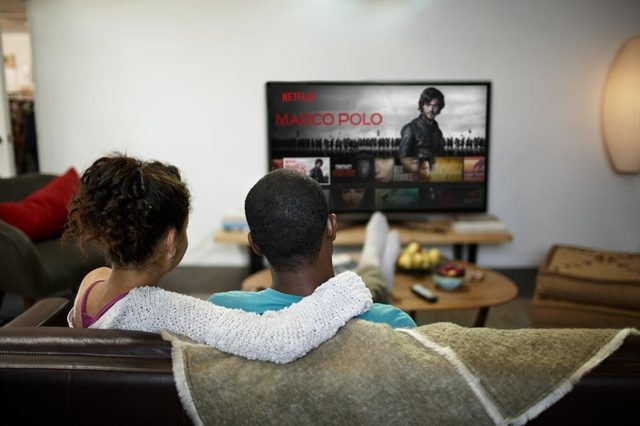 watching-netflix-2-1000x667 (1)