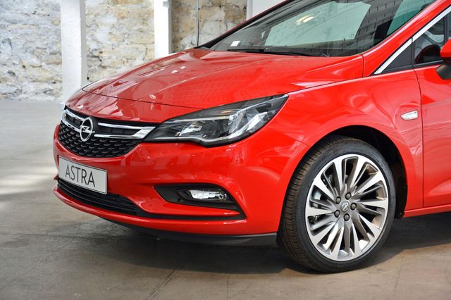 2016 Opel Astra front section