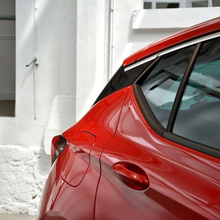 2016 Opel Astra side detail 2