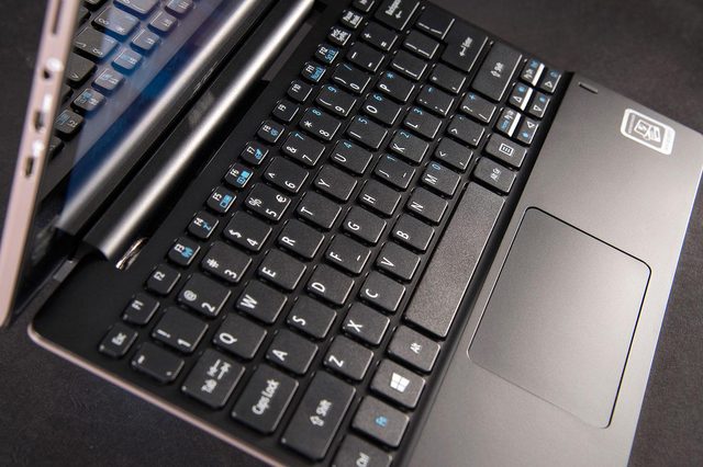ACER Aspire Switch 10 keyboard angle