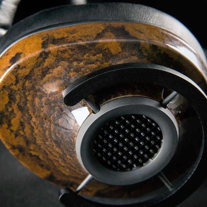 AudioQuest Nighthawk wood grain