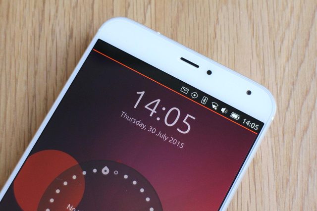 Meizu MX4 with Ubuntu screen top angle