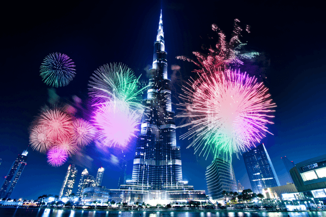 The Burj at night. Note the sharp angles and lighting that suggest upward motion, typical of neo-futurism