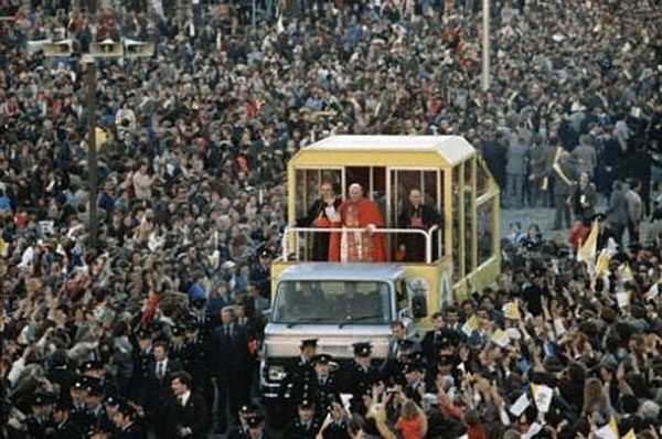 1979-Ford-Transit-popemobile_