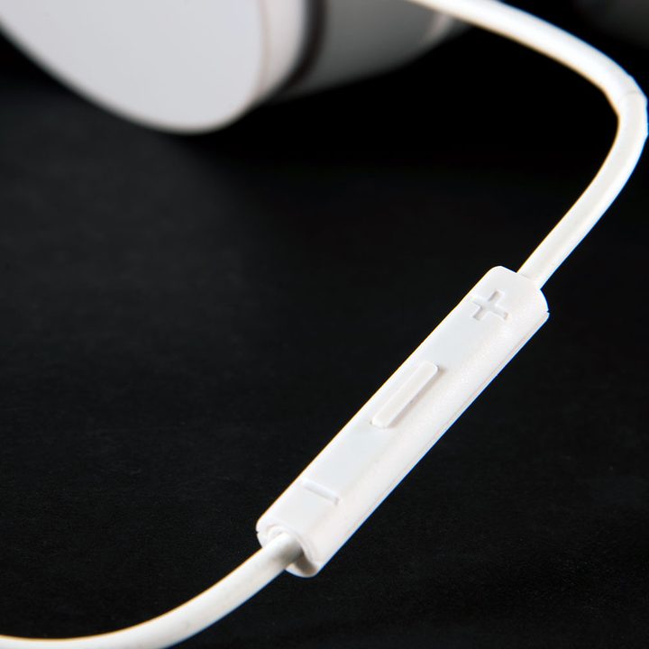 Cover Plugged headphones