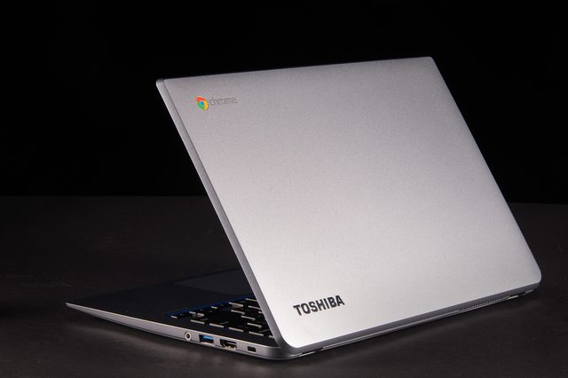Toshiba-Chromebook-2-CB35-lid