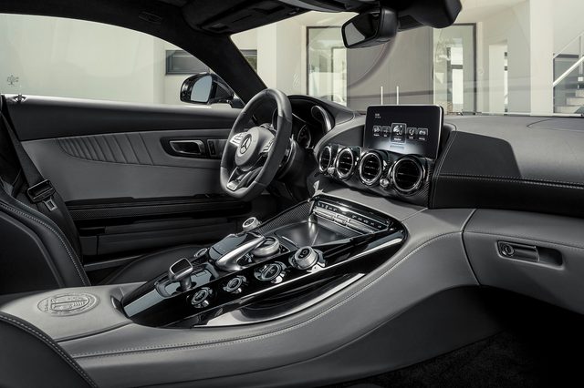 2016-Mercedes-AMG-GT-S_002