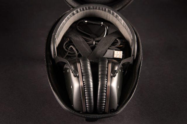 VModa-Crossfade-BT-hdphns-caseopen