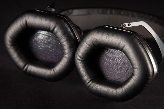VModa-Crossfade-BT-hdphns-earcupsdrivers