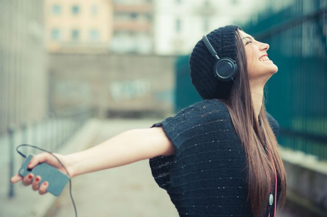 headphones-girl-smartphone