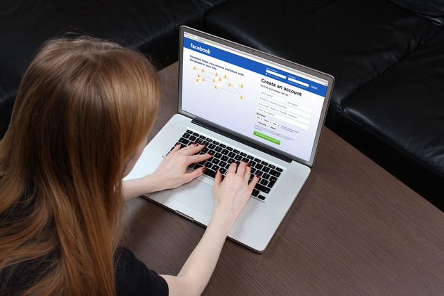 woman-using-facebook