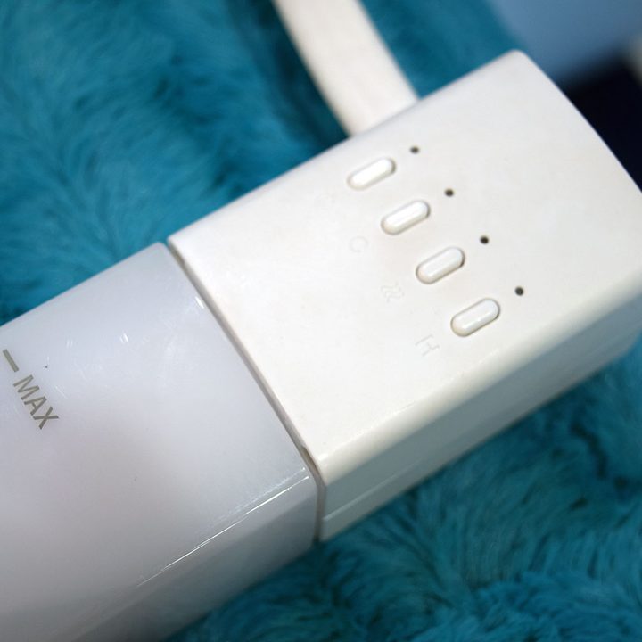 aurai water propelled eye massager hands on 0215