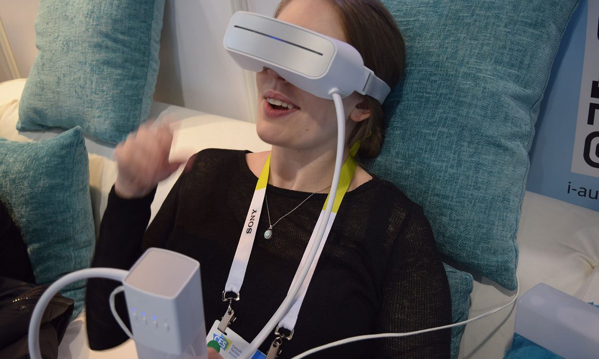 aurai water propelled eye massager hands on 0222