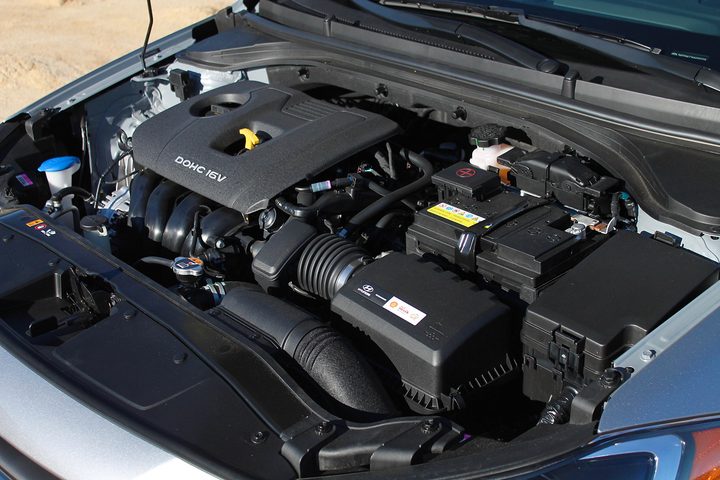 2017-Hyundai-Elantra_8613