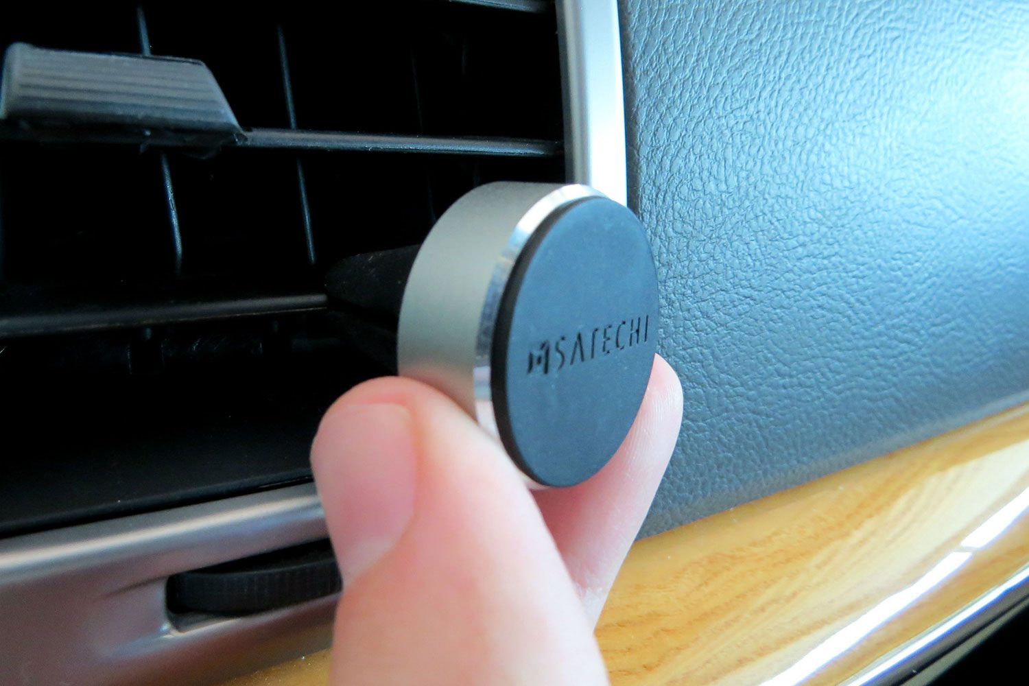 Satechi Aluminum Magnet Vent Mount and Universal Aluminum Magnetic Phone Mounts block