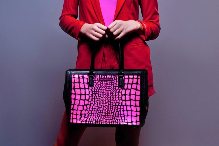 VanDerWaals-portable-device-charging-handbags-(0+)_