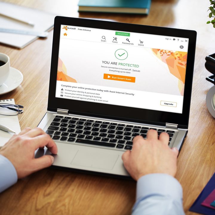 Laptop with the Avast website.
