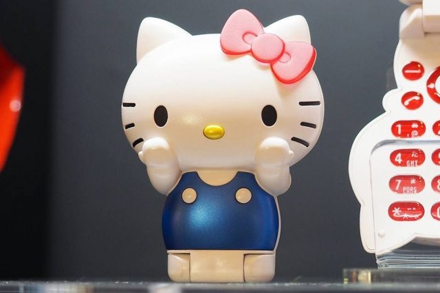 hello-kitty-clamshell-phone-3-640x427-c