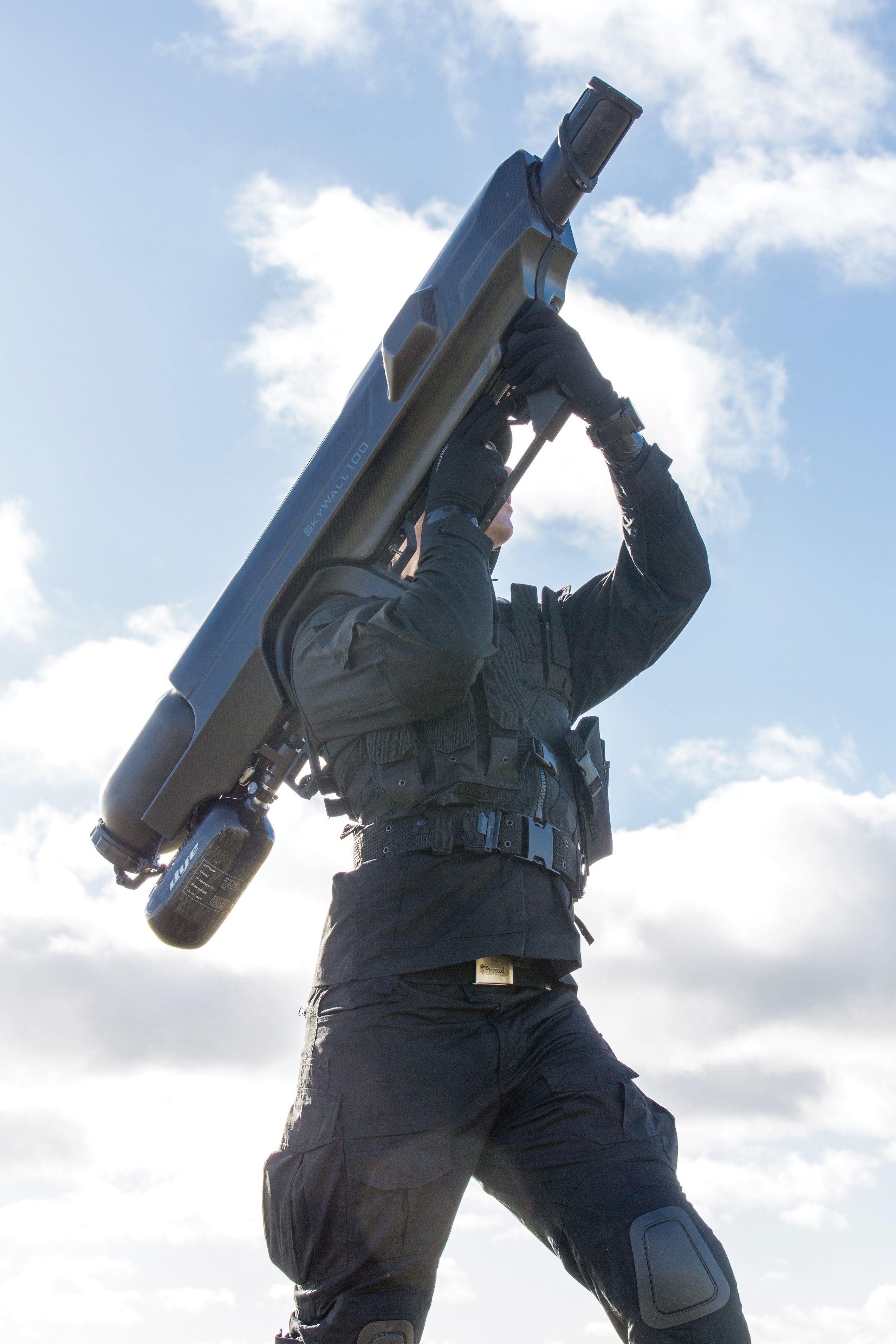 this shoulder mounted net firing bazooka can down a rogue drone at 100 meters skywall 1
