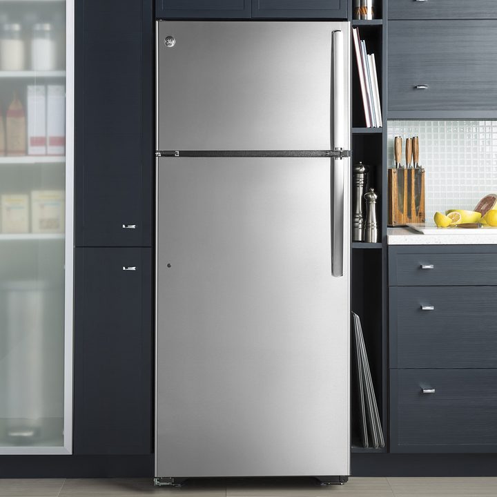 ge fridge that fills your water pitcher for you gas18psjss lifestyle